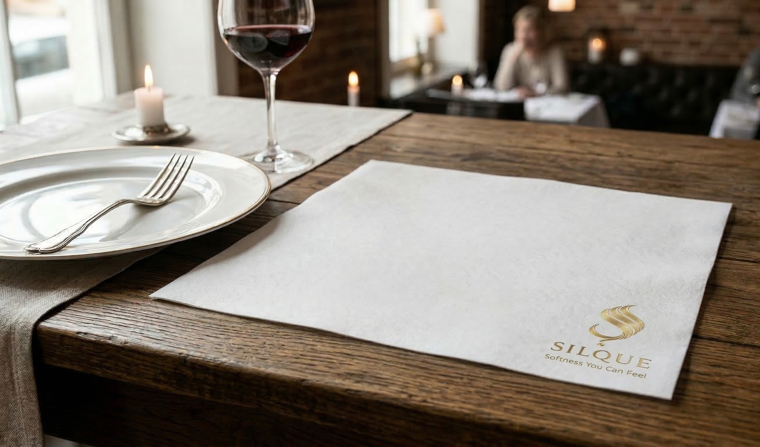 SILQUE 40x40 airlaid dinner napkin on restaurant table